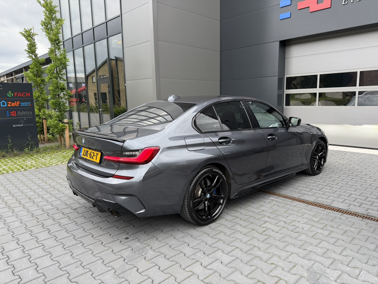 BMW 330e: glanzend 3/4-achteraanzicht buiten